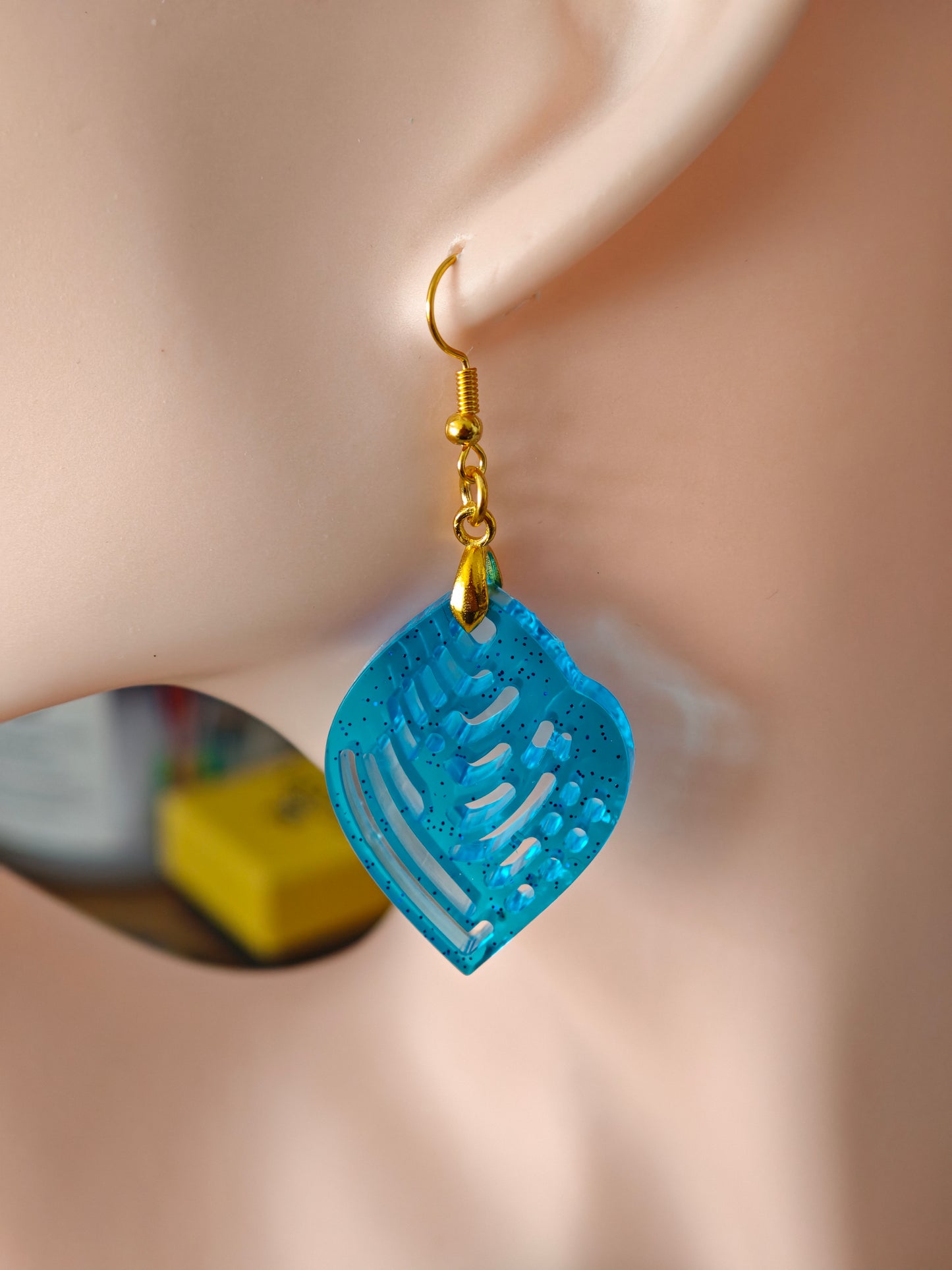 Boucles d’oreilles pendantes feuille bleue