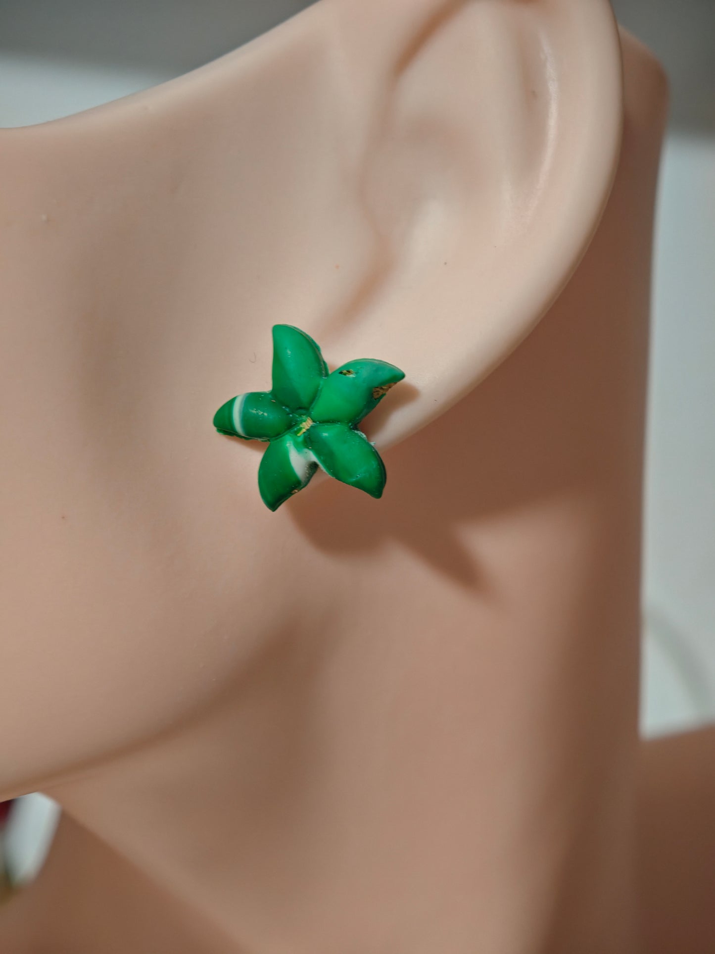 Boucles d’oreilles - Étoile de mer verte et blanche (argile polymère)