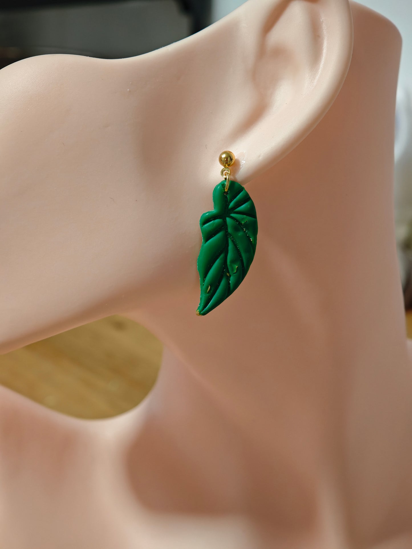 Boucles d’oreilles clous fleuilles en argile polymère