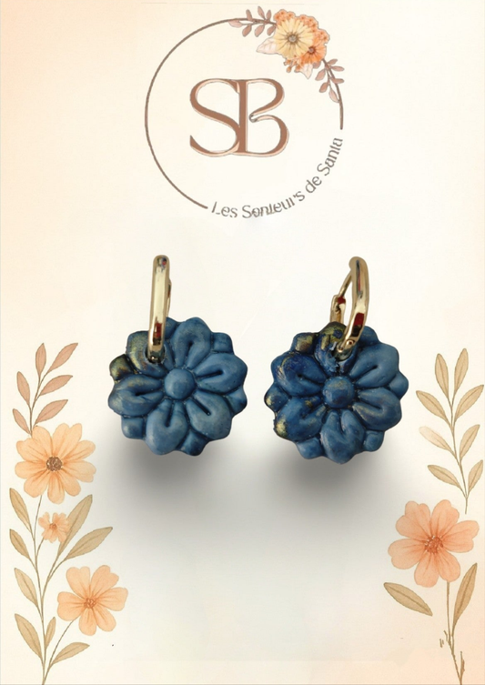 Boucles d’oreilles fleur bleue en argile polymère plaqué or