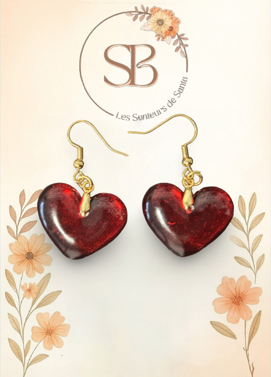 Boucles d’oreilles pendantes dorées – Cœur rouge en résine époxy
