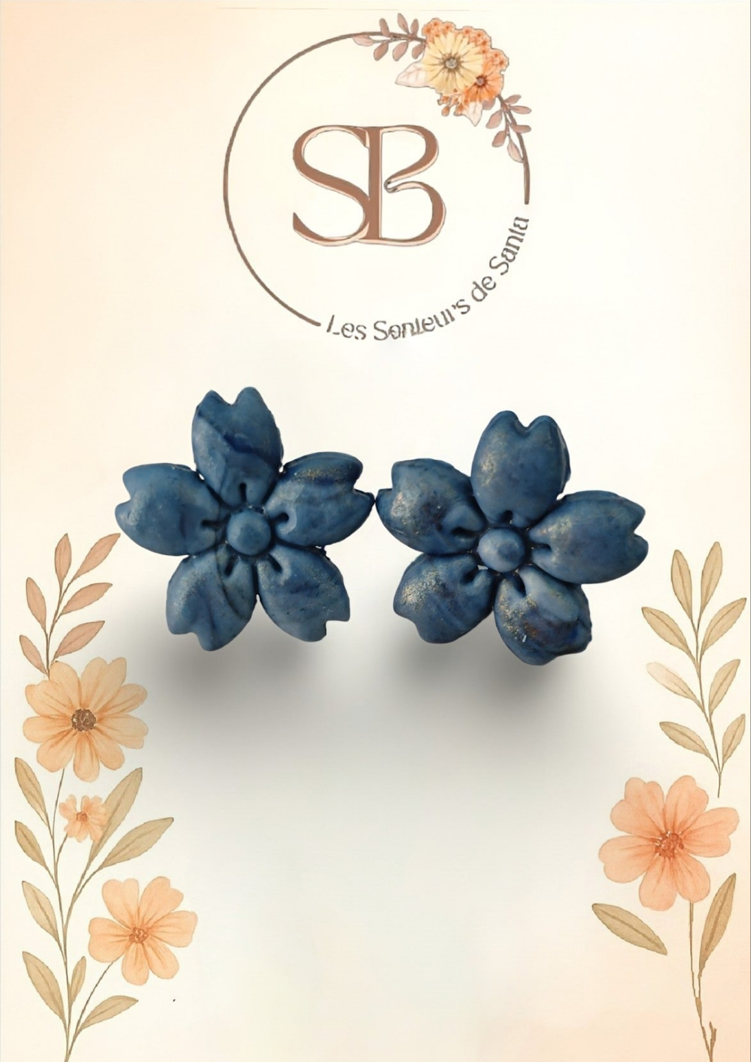Boucles d’oreilles clous fleur en argile polymère – Bleu et reflets dorés