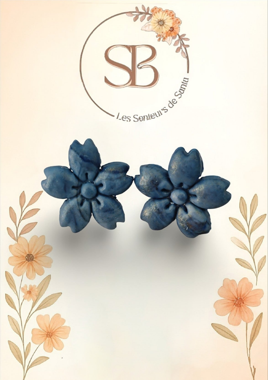 Boucles d’oreilles clous fleur en argile polymère – Bleu et reflets dorés