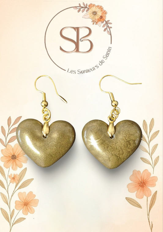 Boucles d’oreilles pendantes dorées – Cœur en résine époxy