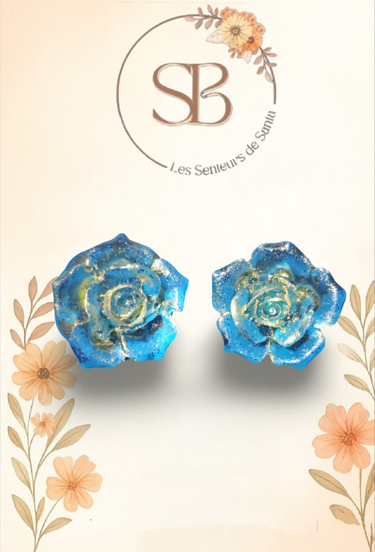 Clou fleur rose en résine époxy – reflets bleus & éclats dorés