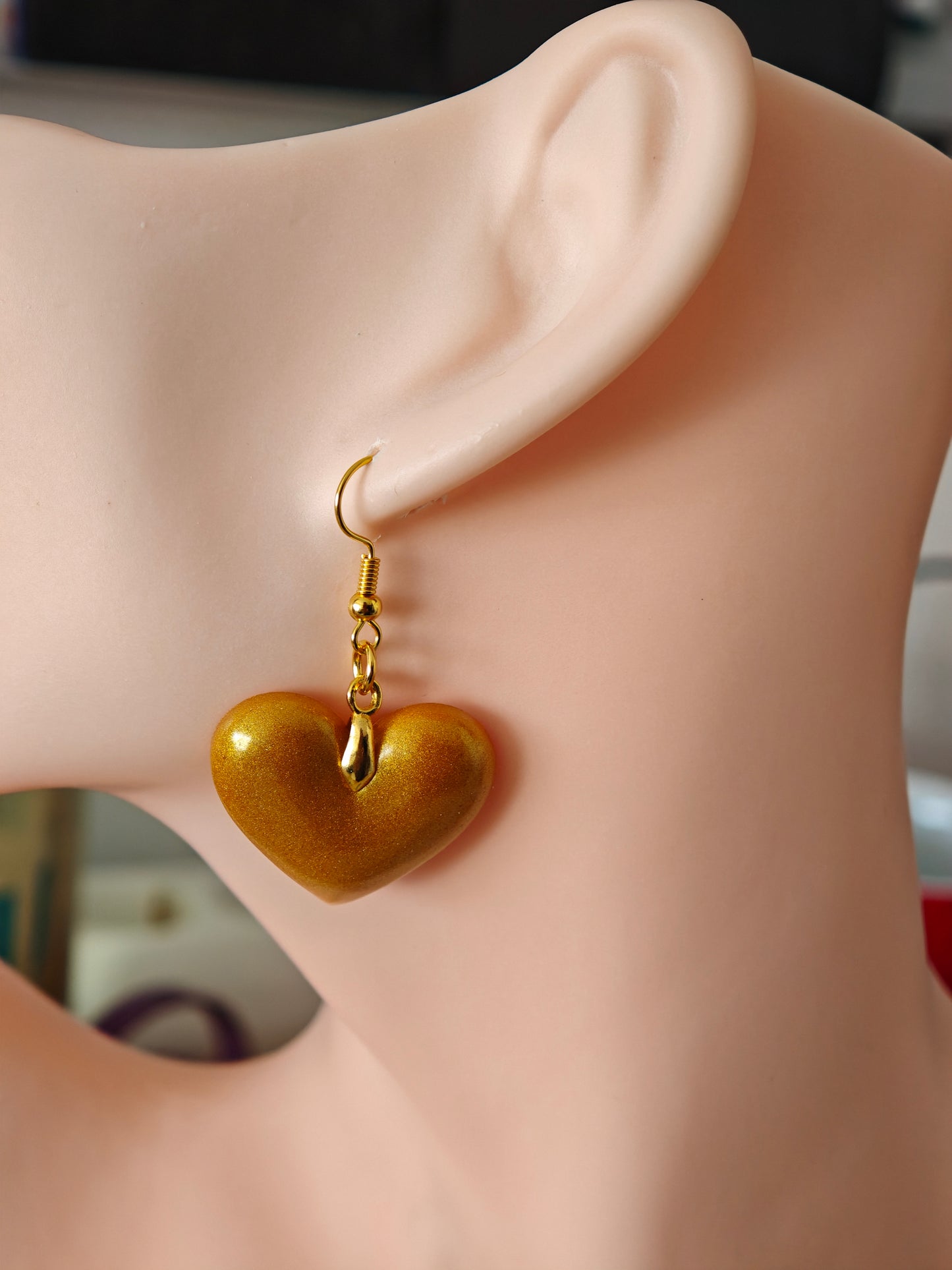 Boucles d’oreilles pendantes dorées – Cœur en résine époxy