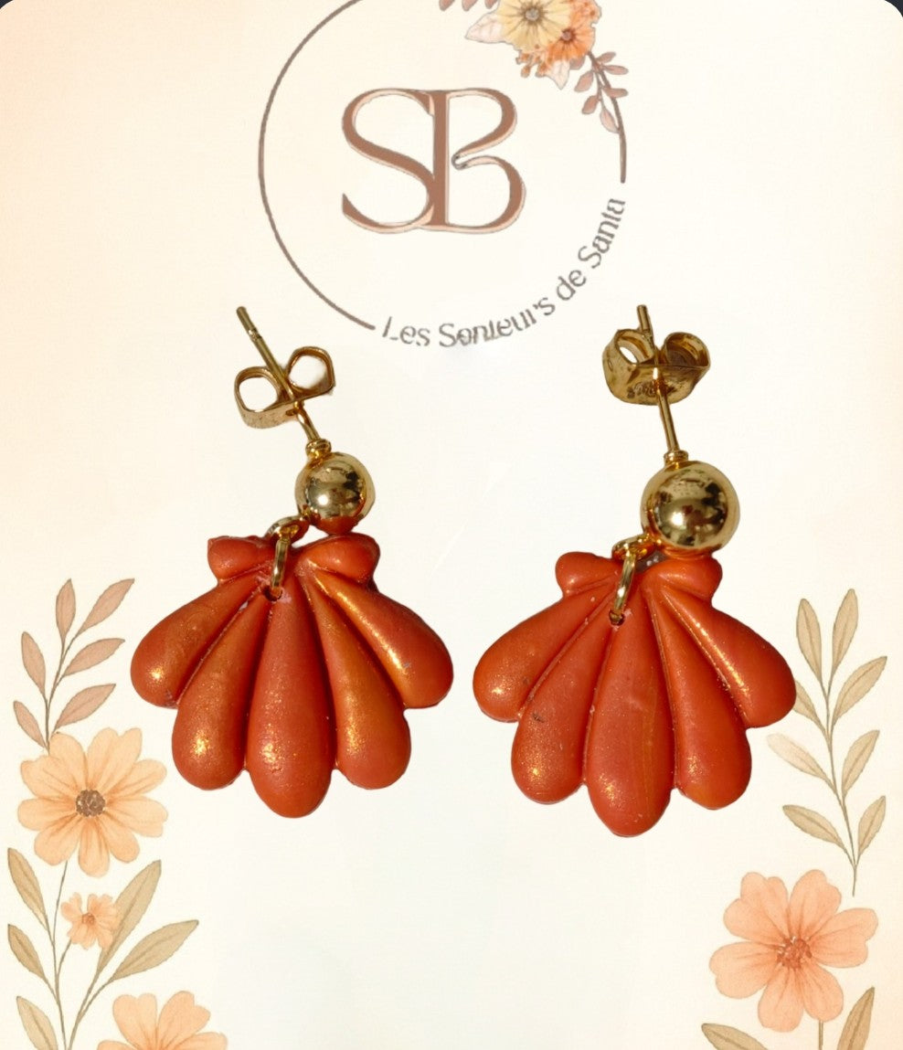Boucles d’oreilles clou pendantes - Coquillage (argile polymère)