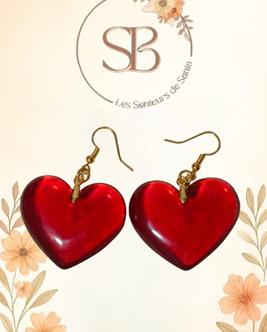Boucles d’oreilles pendantes rouges– Cœur en résine époxy