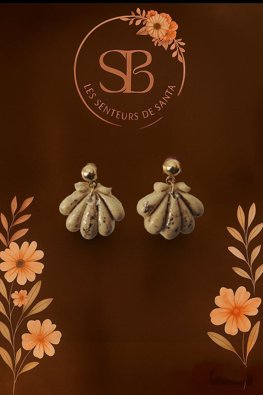 Boucles d’oreilles clou pendantes - Coquillage beige doré (argile polymère)