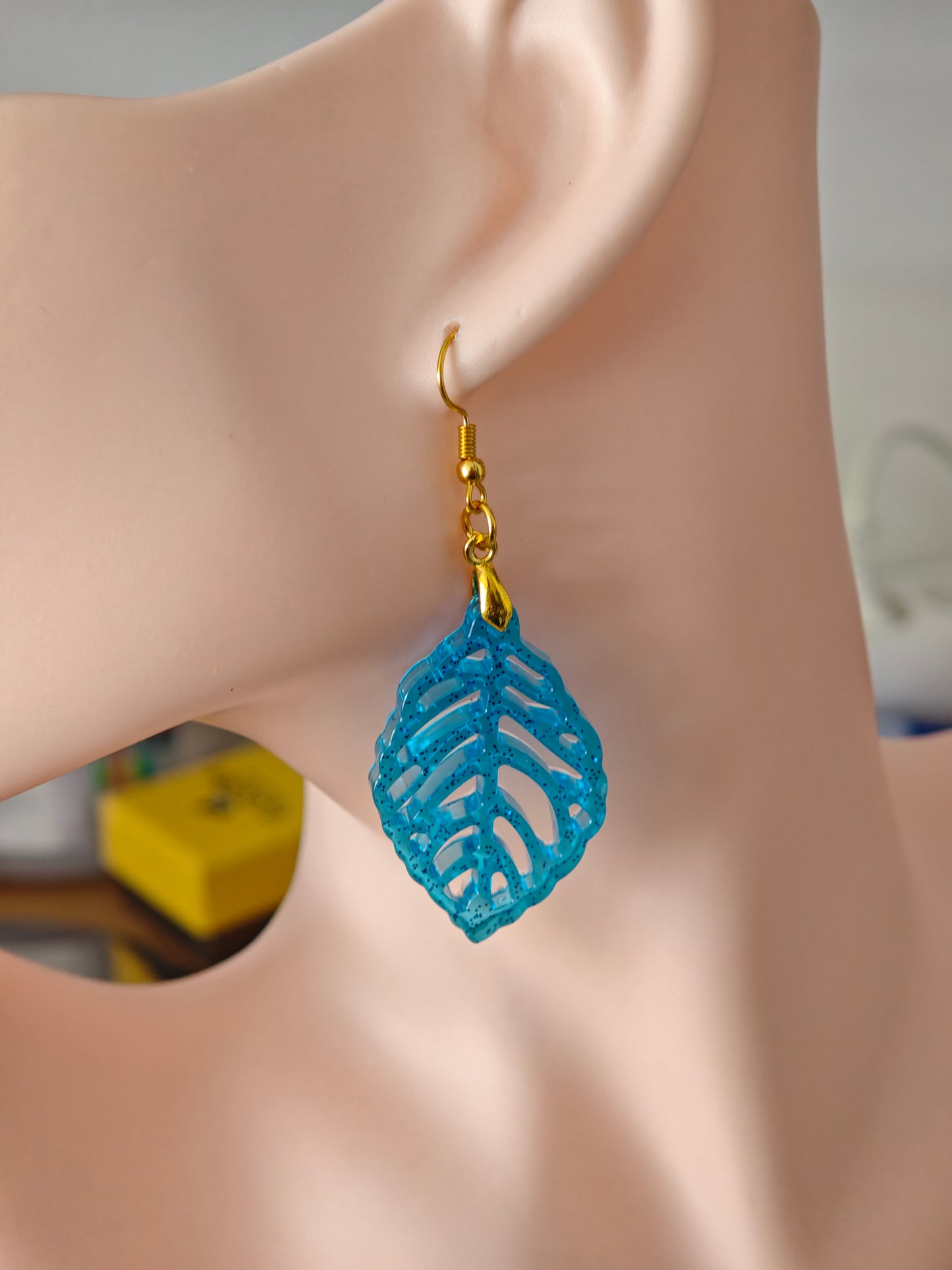 Boucles d’oreilles pendantes feuille bleue