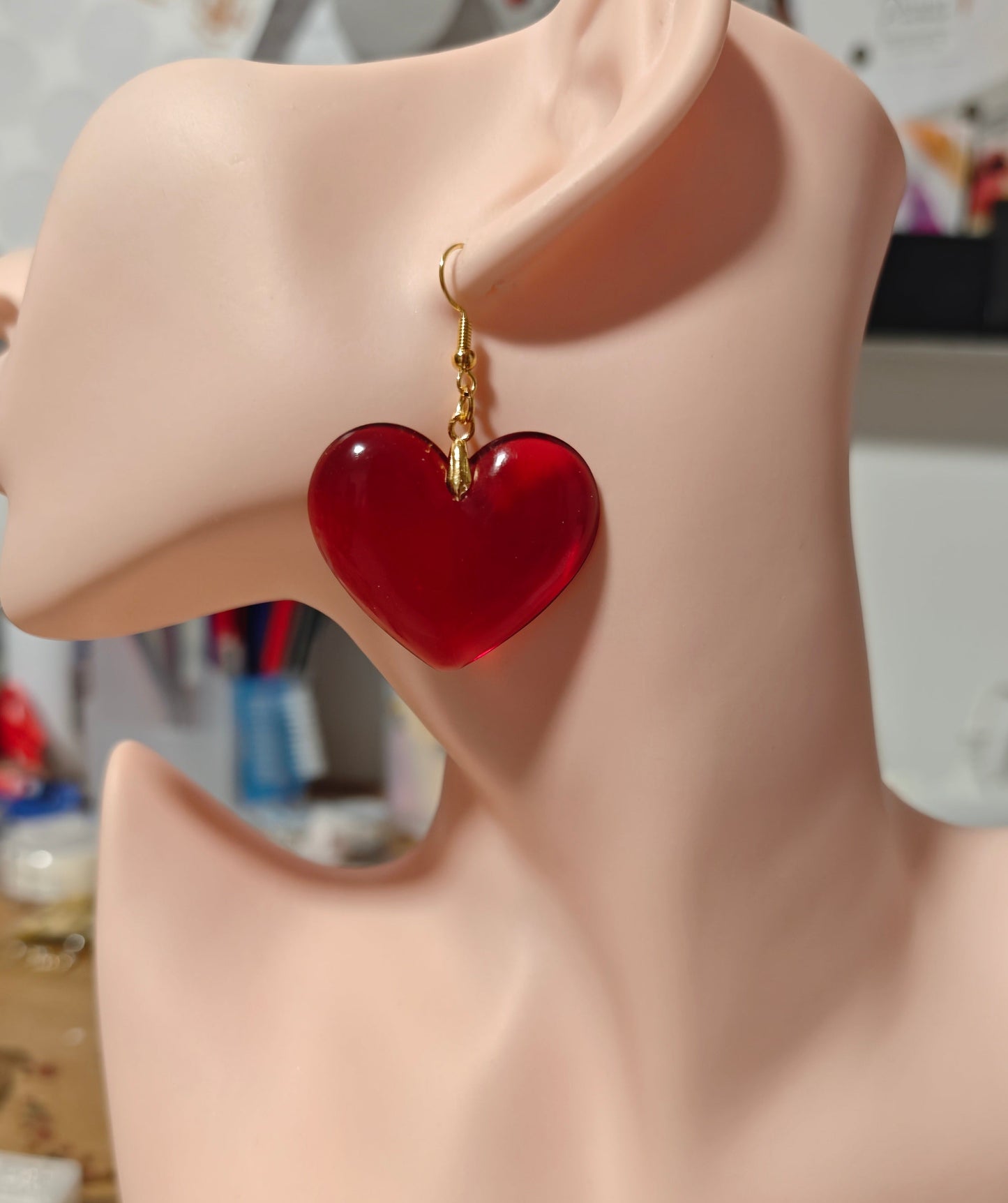Boucles d’oreilles pendantes rouges– Cœur en résine époxy