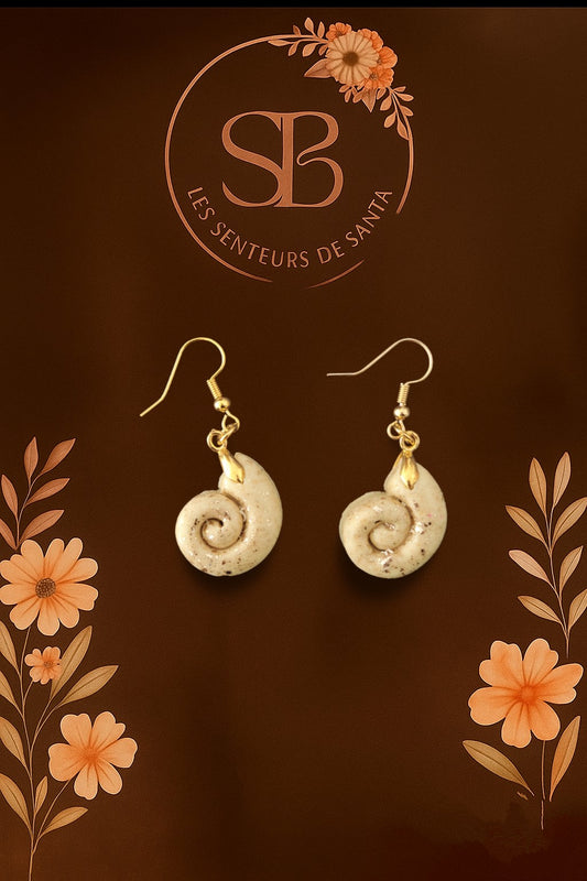 Boucles d’oreilles pendantes - Coquillage blanche beige doré (argile polymère)