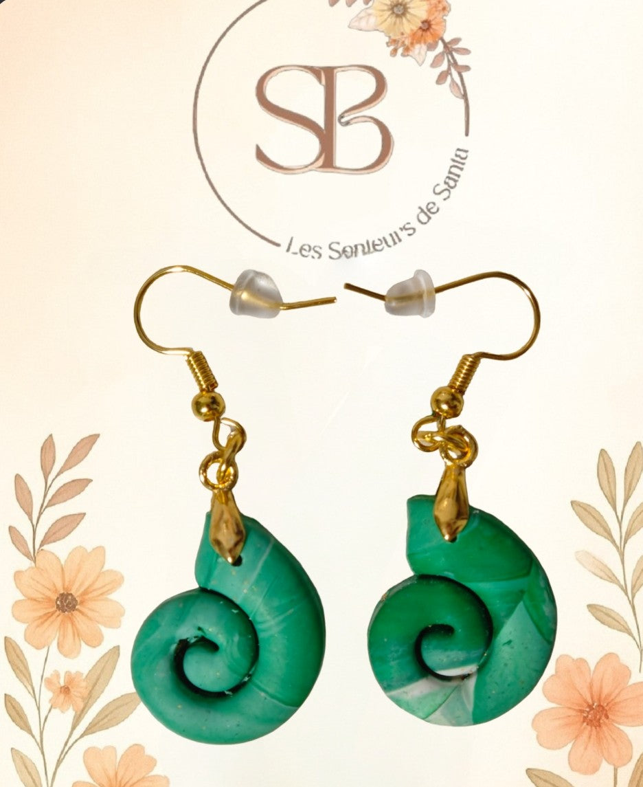 Boucles d’oreilles pendantes - Coquillage blanche verte (argile polymère)