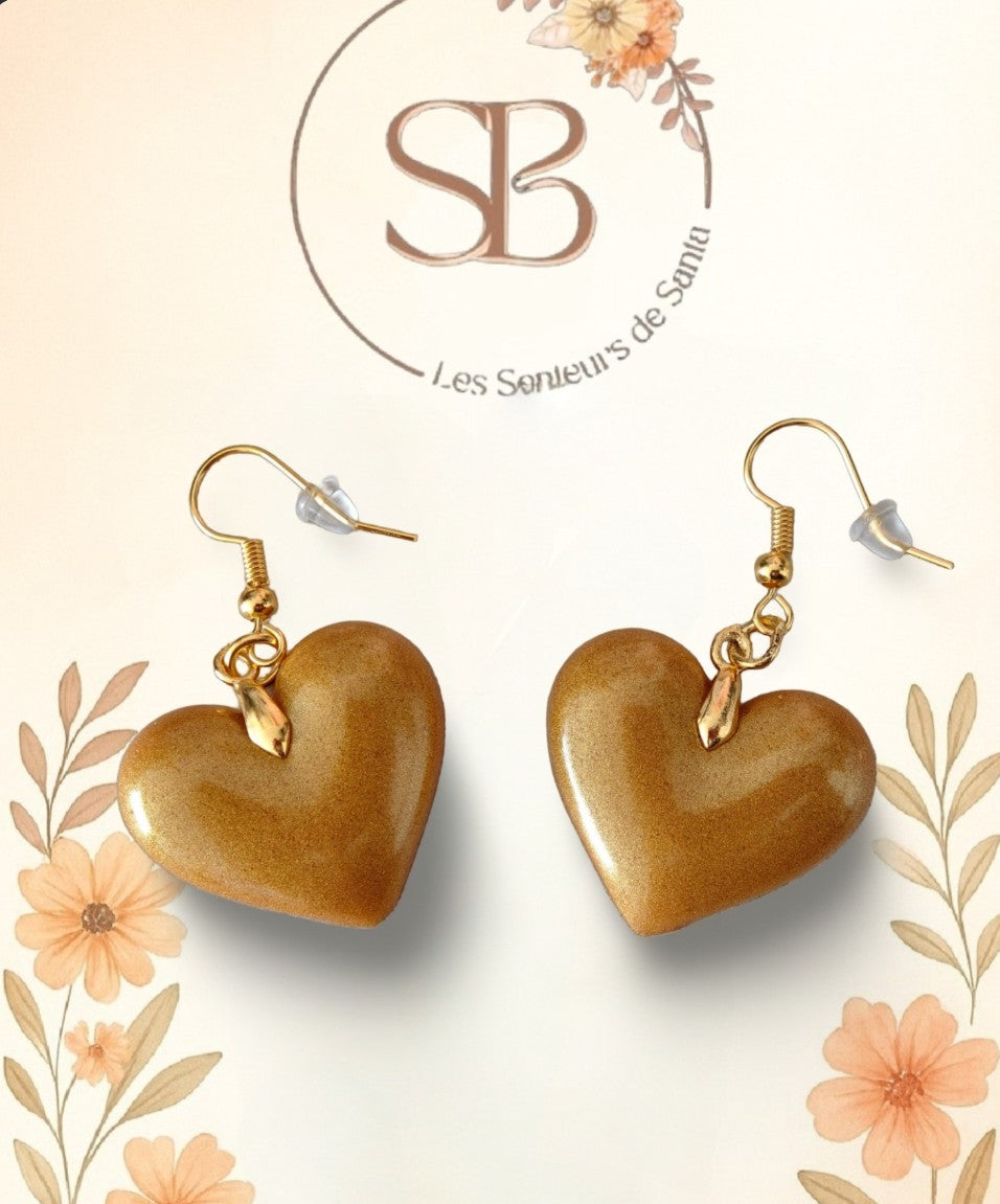 Boucles d’oreilles pendantes dorées – Cœur en résine époxy