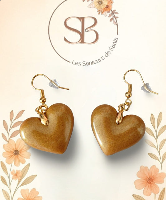 Boucles d’oreilles pendantes dorées – Cœur en résine époxy