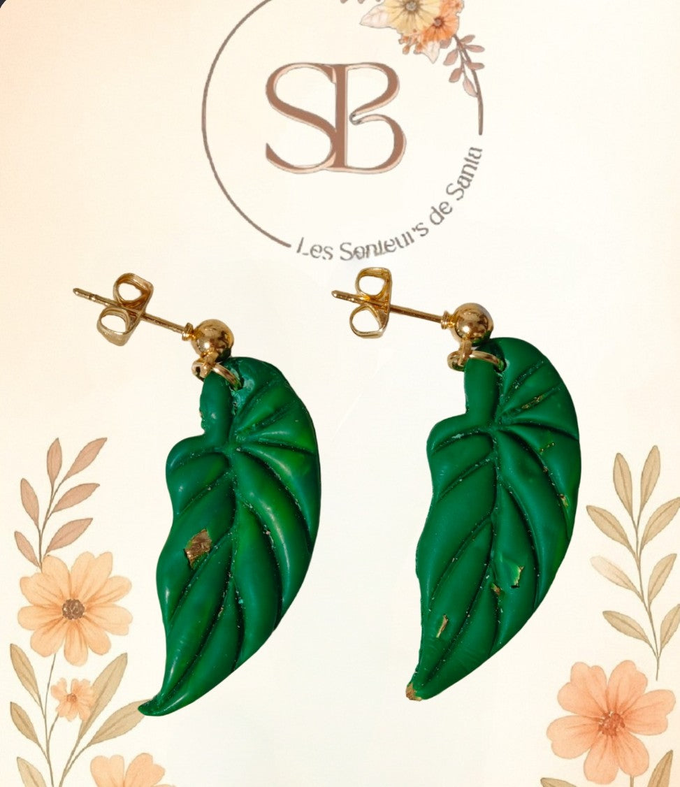 Boucles d’oreilles clous fleuilles en argile polymère