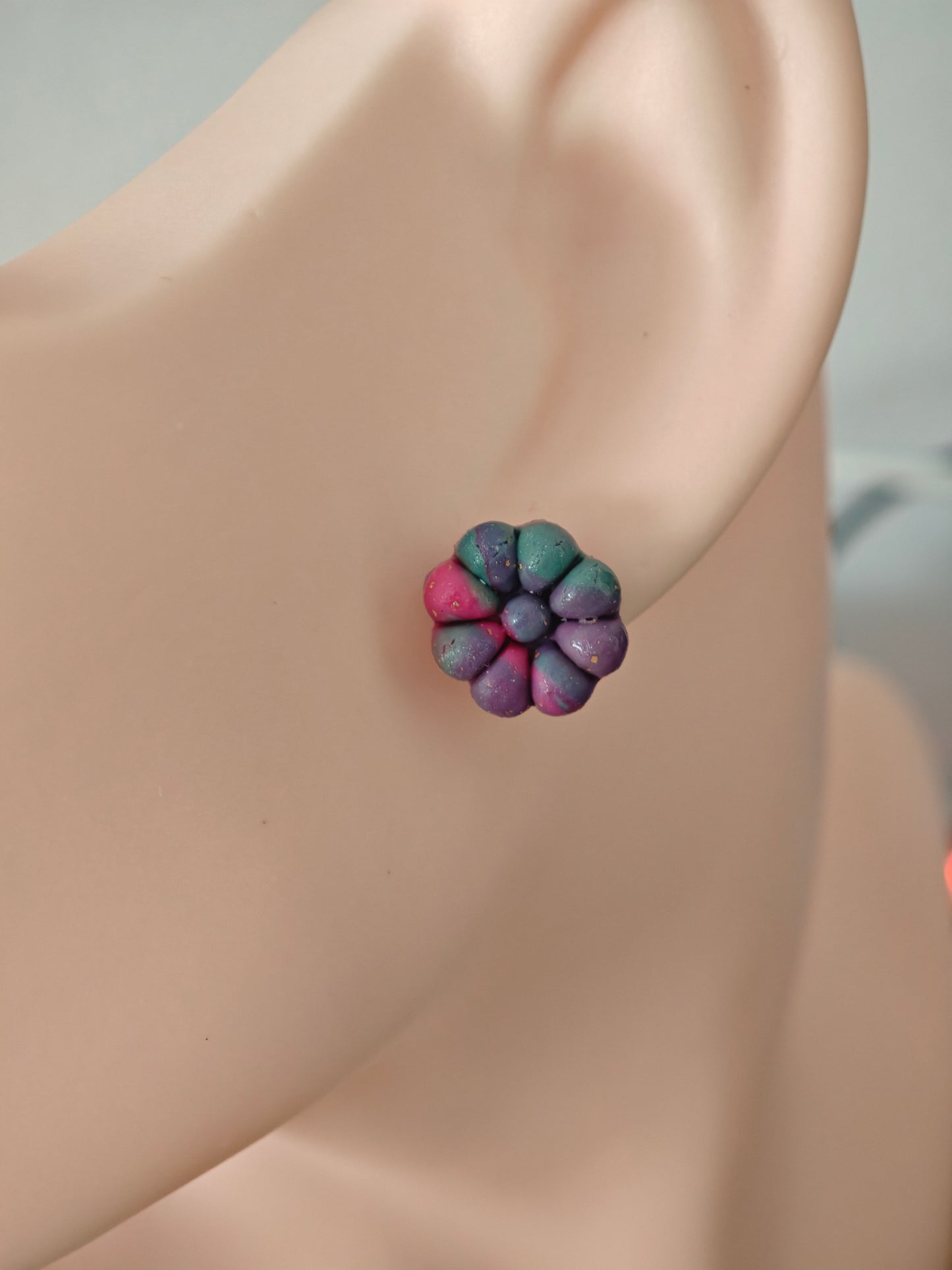 Boucles d’oreilles clous fleur en argile polymère