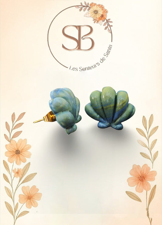 Boucles d’oreilles clou pendantes -  Coquillage bleu (argile polymère)