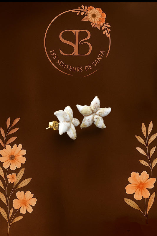 Boucles d’oreilles clou pendantes - Étoile de mer blanche beige doré (argile polymère)
