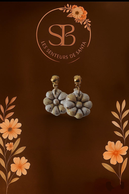 Boucles d’oreilles pendantes - Fleur blanche beige doré (argile polymère)