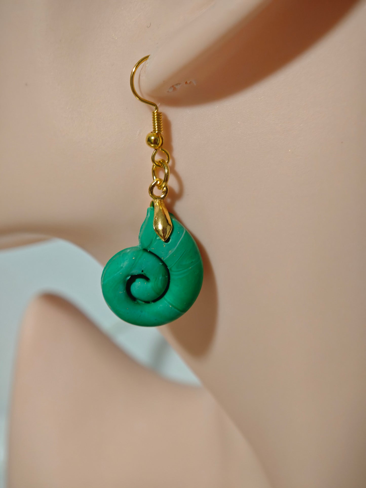 Boucles d’oreilles pendantes - Coquillage blanche verte (argile polymère)