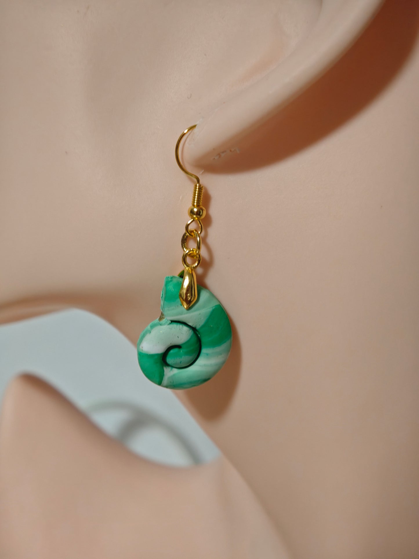 Boucles d’oreilles pendantes - Coquillage blanche verte (argile polymère)