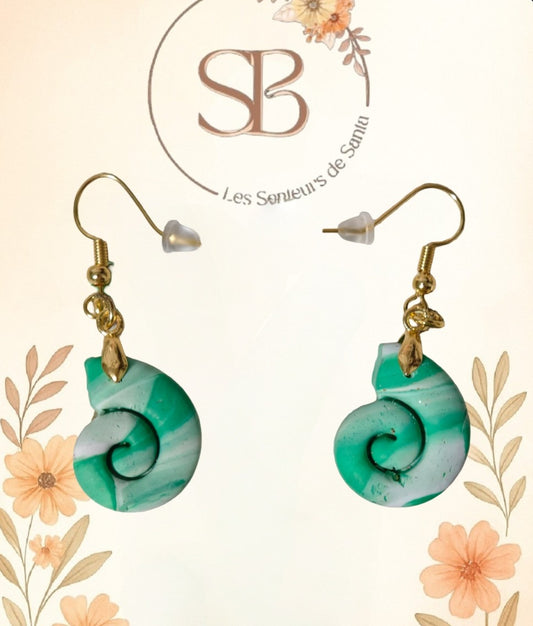 Boucles d’oreilles pendantes - Coquillage blanche verte (argile polymère)