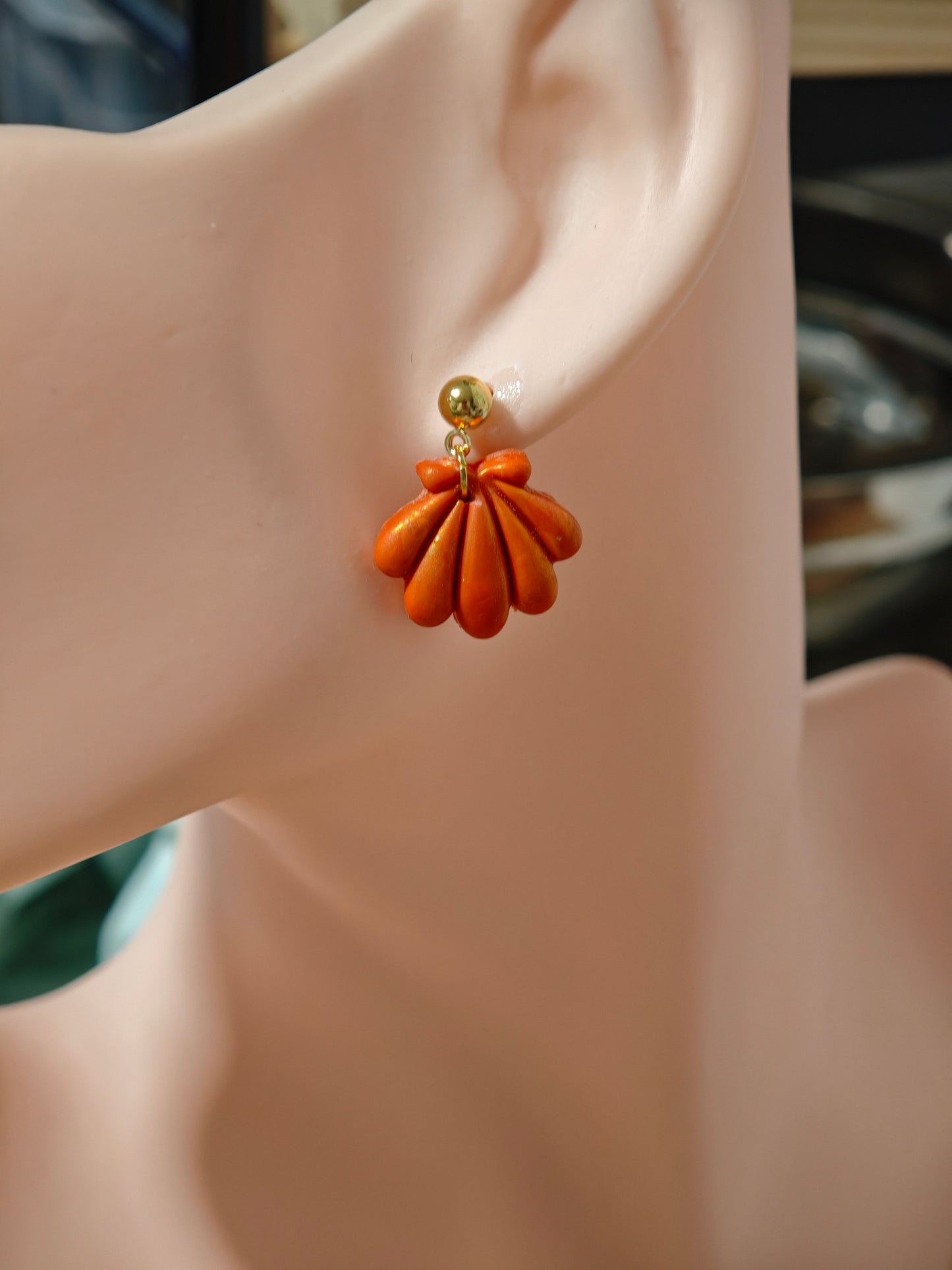 Boucles d’oreilles clou pendantes - Coquillage (argile polymère)