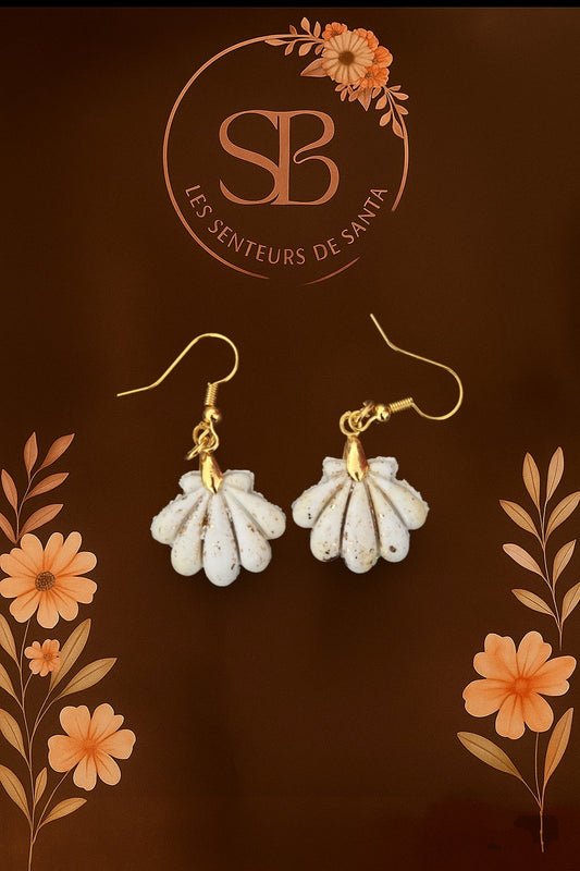 Boucles d’oreilles pendantes - Coquillage blanche beige doré (argile polymère)