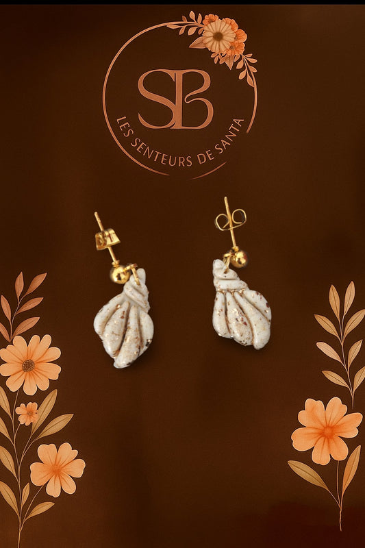 Boucles d’oreilles clou pendantes - Coquillage beige doré (argile polymère)
